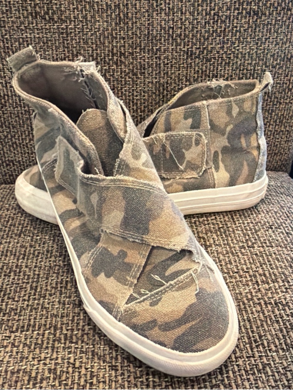 Camo High-Top Sneakers in Green/Brown. Size 7.